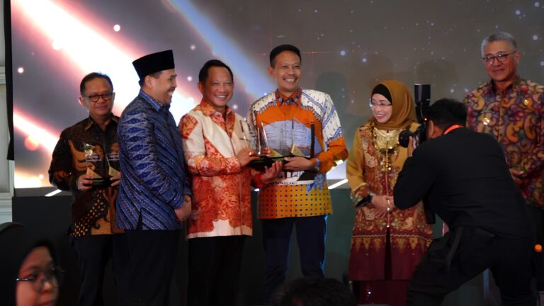 PJ Walikota Malang Wahyu Hidayat Sabet Penghargaan dari Kemendagri_trends.co.id