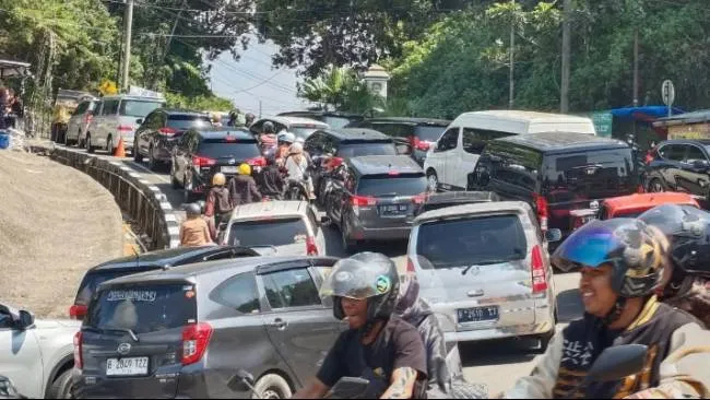 Sistem One Way Tak Halangi Liburan ke Puncak_trends.co.id