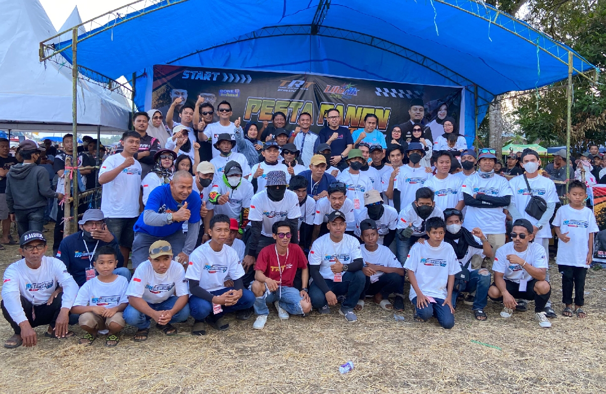 Pasangan "BerAmal" Hadiri Pesta Panen Masyarakat Bone dengan Berbagi Bantuan_trends.co.id