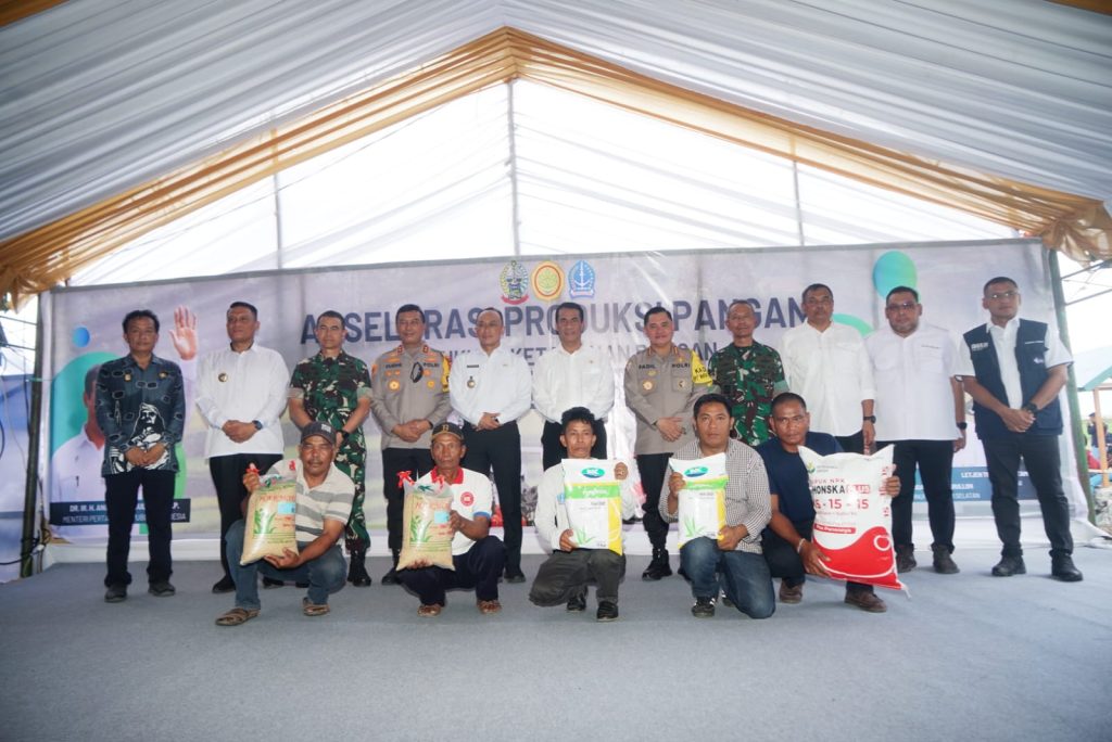 Mentan Amran Salurkan Bantuan Pertanian Senilai Rp151 Miliar untuk Bone_trends.co.id