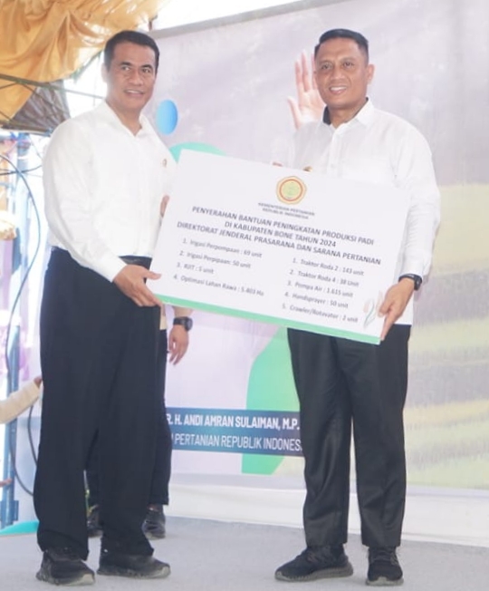 Mentan Amran Salurkan Bantuan Pertanian Senilai Rp151 Miliar untuk Bone_trends.co.id 