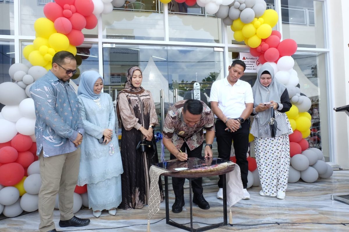 Pusat perbelanjaan <a href=