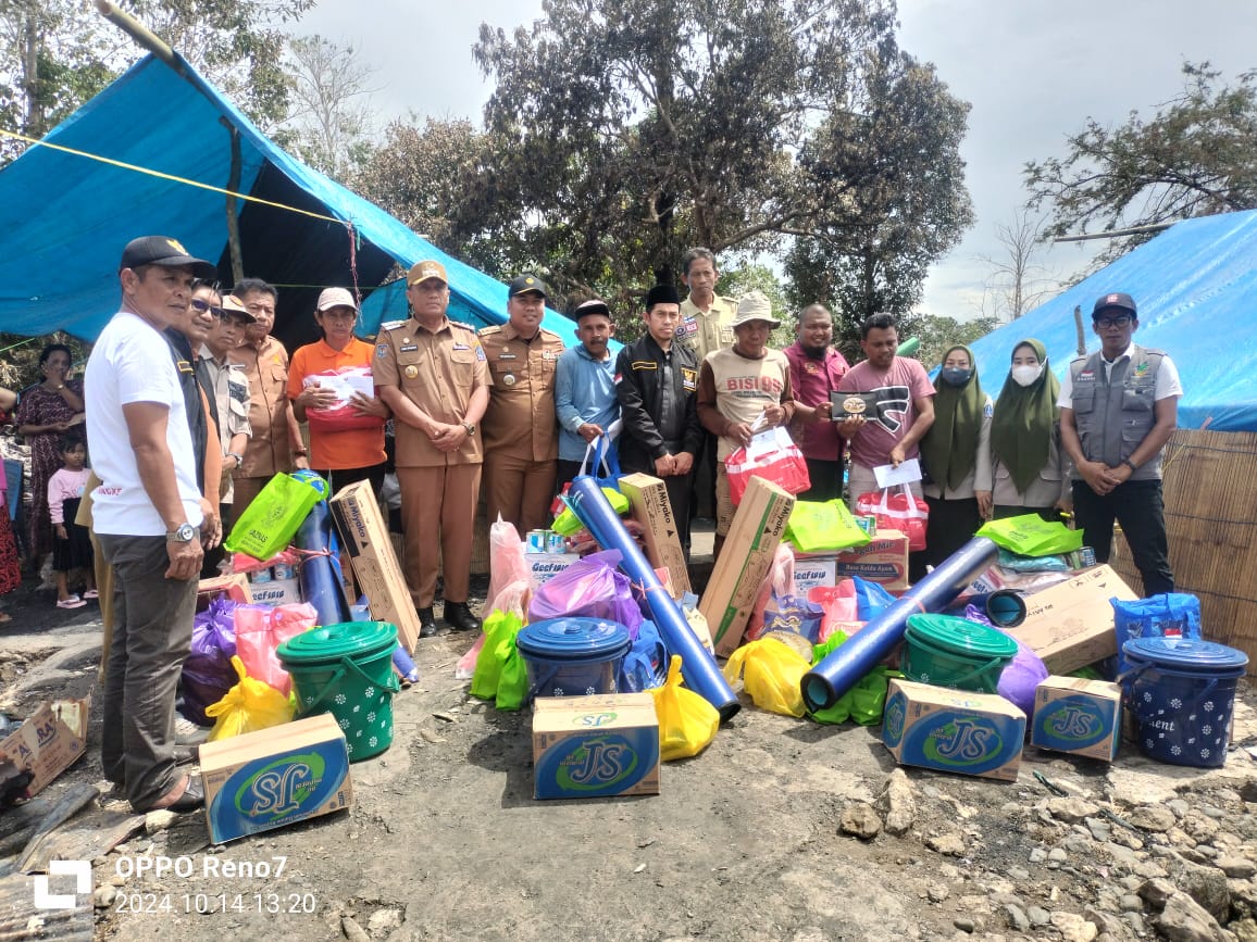 BAZNAS Bone Bersama Pj Bupati Bone Bantu Korban Kebakaran_trends.co.id