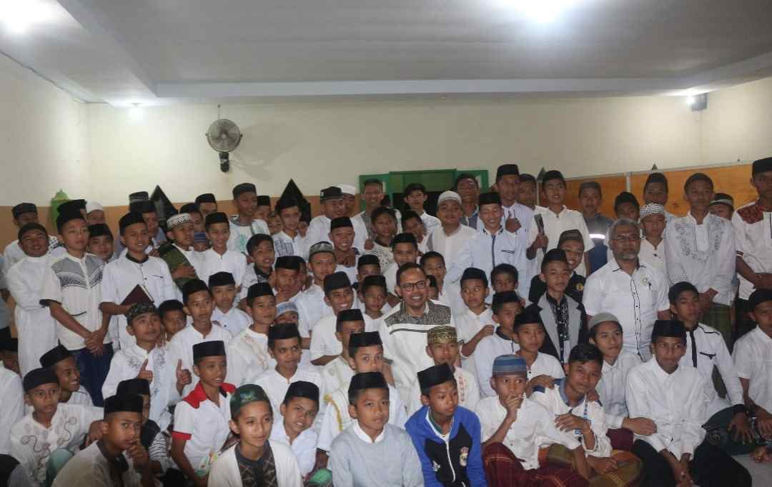 Hari Santri Nasional 2024, Beramal Ajak Santri Majukan Bone_trends.co.id