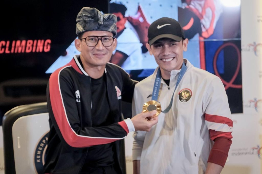 Menparekraf Sandiaga Uno bersama atlet Panjat Tebing.