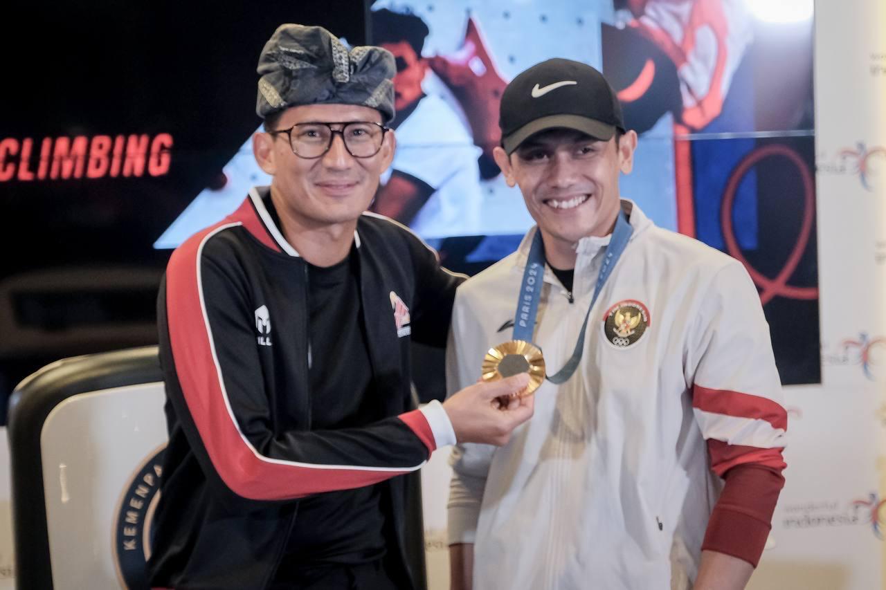 Menparekraf Sandiaga Uno bersama atlet Panjat Tebing.