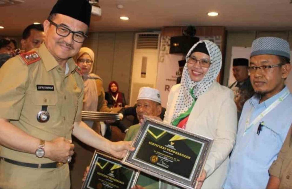 Farida Hanafing menerima penghargaan dari Baznas/Istimewa