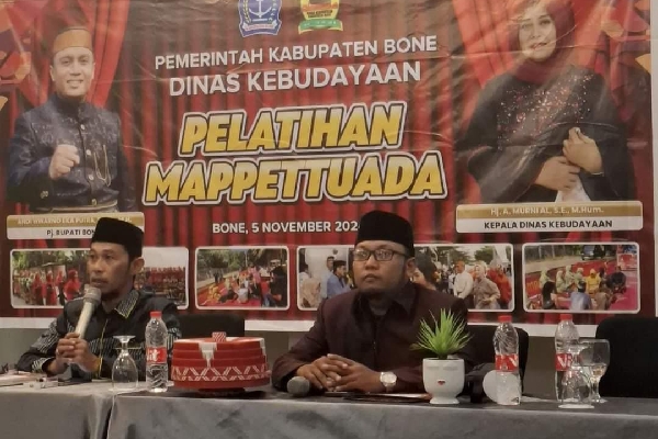 **Pelestarian Adat Mappettu Ada di Era Modern: Komunitas MUARA Bone Menjaga Tradisi untuk Generasi Mendatang** Seiring dengan kemajuan zaman yang kian pesat, menjaga warisan budaya agar tetap hidup di tengah perkembangan teknologi bukanlah hal yang mudah. Namun, Komunitas Pabbicara Bone (MUARA) hadir dengan semangat baru untuk melestarikan adat Mappettu Ada, salah satu tradisi pernikahan yang telah mengakar kuat di masyarakat Bone. Pada Selasa, 5 November 2024, di Hotel Grand Nur Watampone, pengukuhan komunitas ini sekaligus diadakan pelatihan adat Mappettu Ada, yang diikuti oleh 150 peserta dari 27 kecamatan serta perwakilan sekolah-sekolah di Kabupaten Bone. Adat Mappettu Ada adalah tradisi yang menggambarkan keindahan proses lamaran dalam budaya masyarakat Bone, di mana prosesi ini telah dilakukan sejak zaman dahulu dan menjadi simbol keseriusan dan kehormatan dalam sebuah hubungan. Dengan semakin berkembangnya teknologi, banyak tradisi seperti ini yang mulai tergerus oleh budaya modern. Oleh karena itu, langkah untuk melestarikan Mappettu Ada menjadi semakin penting, dan MUARA berperan sebagai wadah untuk menyatukan generasi muda dengan nilai-nilai budaya tersebut. Asisten I Sekda Bone, H. Anwar, dalam sambutannya menegaskan pentingnya menjaga adat istiadat agar tidak tergerus oleh arus kemajuan zaman. “Meskipun teknologi terus berkembang, kita tidak boleh melupakan akar budaya kita. Tradisi Mappettu Ada yang telah dikenal hingga ke luar negeri ini harus terus dilestarikan, karena ini adalah identitas kita,” ujarnya. “Kita bersyukur bahwa saat ini Mappettu Ada masih dilaksanakan hampir di seluruh lapisan masyarakat Bone, terutama dalam acara lamaran,” tambahnya. Pelatihan yang diselenggarakan oleh Dinas Kebudayaan Kabupaten Bone ini bertujuan untuk memberikan pemahaman yang mendalam kepada generasi muda mengenai proses dan makna dari Mappettu Ada. Kepala Dinas Kebudayaan Kabupaten Bone, Hj. Andi Murni Arsal, menjelaskan bahwa kegiatan ini bukan hanya sekadar pengajaran adat, tetapi juga untuk memastikan keberlanjutan tradisi ini di masa depan. “Pelatihan ini memberikan pemahaman kepada generasi muda mengenai tata cara Mappettu Ada, sekaligus membentuk pabbicara baru yang akan menjadi penjaga tradisi kita,” katanya. Menurut Hj. Andi Murni, komunitas MUARA memiliki makna filosofi yang mendalam. “MUARA itu adalah pertemuan air laut dan air tawar, yang menggambarkan bagaimana budaya dan agama dapat bersatu untuk membangun sebuah masyarakat yang kuat. Kami berharap, komunitas ini menjadi tempat untuk mempertemukan kedua unsur tersebut dalam pelestarian adat,” ujarnya penuh semangat. Ahmad Jafar, Divisi Informasi MUARA, menambahkan bahwa komunitas ini juga bertujuan untuk menguatkan silaturahmi antar pabbicara yang ada di Kabupaten Bone serta memfasilitasi regenerasi generasi muda yang tertarik untuk menjadi bagian dari tradisi ini. “Kami ingin menciptakan ruang bagi para pemuda untuk belajar dan berlatih menjadi pabbicara, sehingga ada kesinambungan dalam pelaksanaan Mappettu Ada,” kata Ahmad. Harapan besar pun disampaikan oleh Ahmad, agar Komunitas MUARA bisa menjadi ikon pelestarian budaya di Sulawesi Selatan. “Di banyak daerah lain, Mappettu Ada sudah mulai terlupakan, namun di Bone kami masih menjaganya dengan baik. Bahkan, ketika ada acara Mappettu Ada di daerah lain, Pabbicara Bone selalu diundang untuk mengisi acara tersebut,” tuturnya. Dengan dipimpin oleh Ustadz Awaluddin Syah, S.Pd.I, komunitas MUARA berkomitmen untuk menghidupkan kembali dan memperkenalkan adat Mappettu Ada kepada masyarakat luas. Ini adalah bukti nyata bahwa tradisi dan modernitas bisa berjalan beriringan, asalkan ada kesadaran dan semangat untuk menjaga warisan budaya yang telah lama ada. Melalui kegiatan ini, kita diajak untuk merenungkan kembali nilai-nilai yang terkandung dalam setiap prosesi adat, dan bagaimana budaya bisa terus relevan di tengah dinamika zaman. Seperti muara yang menghubungkan laut dan sungai, tradisi Mappettu Ada mengalirkan kehidupan dan harapan, membawa kita kembali pada akar budaya yang harus terus kita jaga dan lestarikan.
