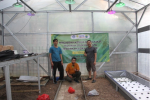 Peningkatan Produktivitas Pertanian melalui Otomasi Greenhouse Bertenaga Surya di Desa Majalaya