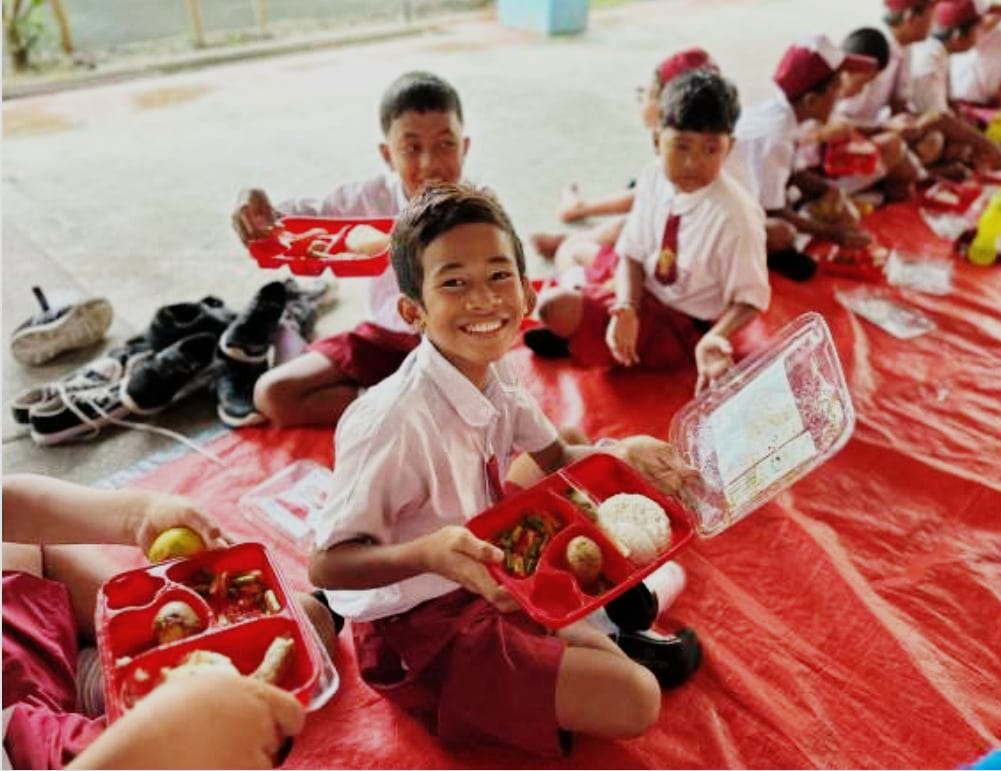 Menu makanan bergizi yang terdiri dari nasi, 2 protein hewani, sayur, dan buah yang bahan baku diperoleh dan pengerjaannya dilakukan oleh para mitra binaan PHE OSES.